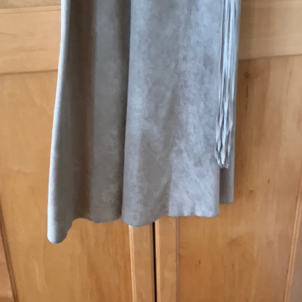 Preowned Ann Taylor Loft tan suede classic sleeveless dress with belt - size 2 - Picture 4 of 6